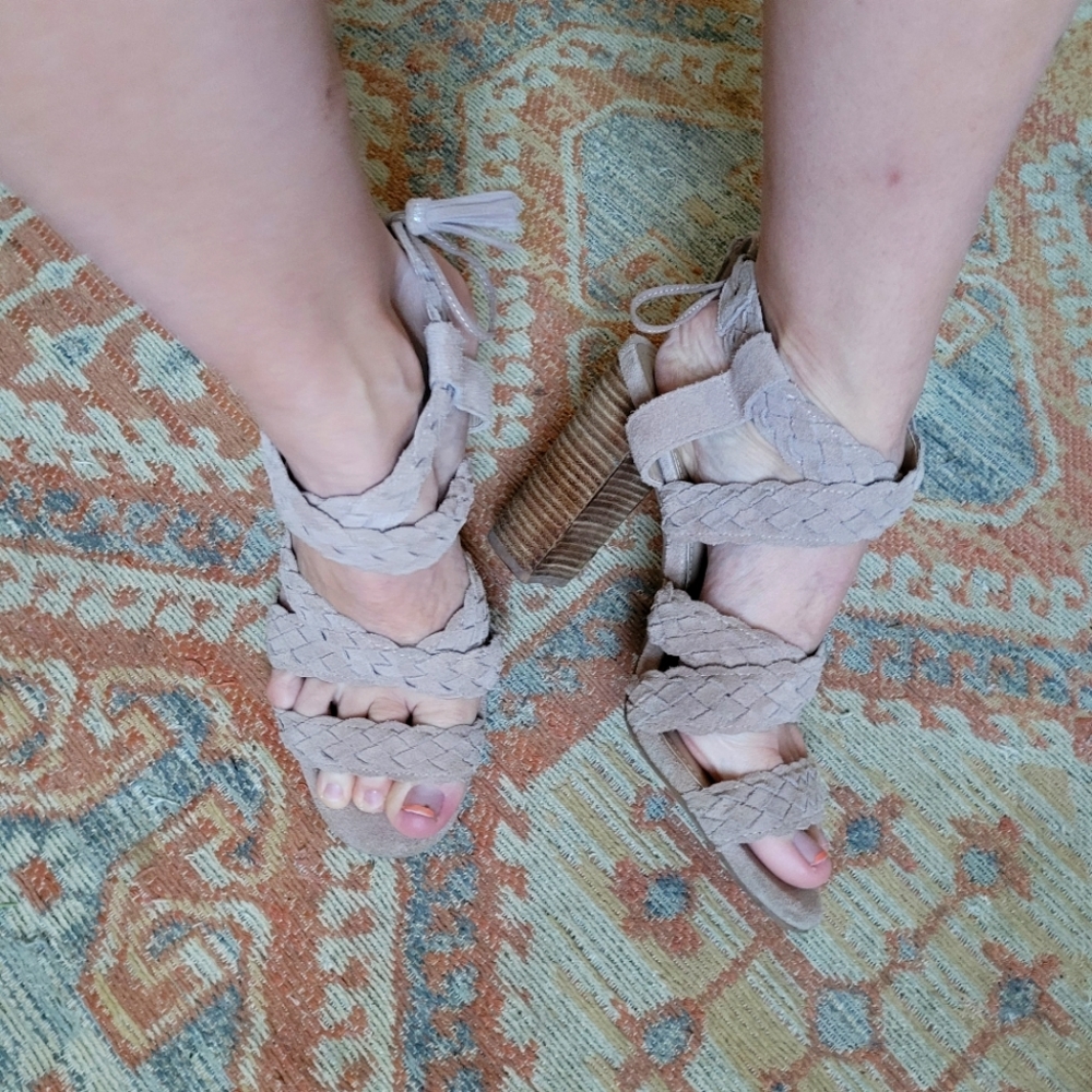 bcbg tan heels